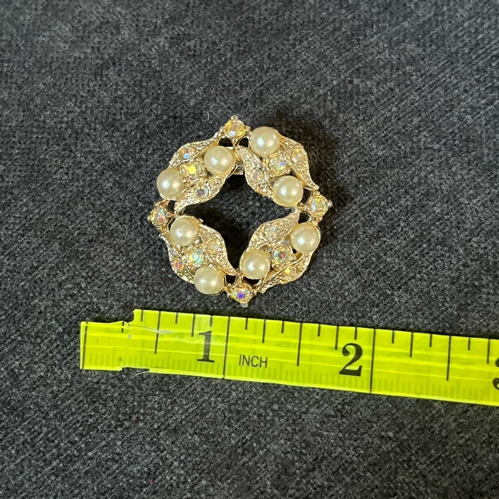 Elegant Gold and Pearl Brooch - Picture 4 of 4